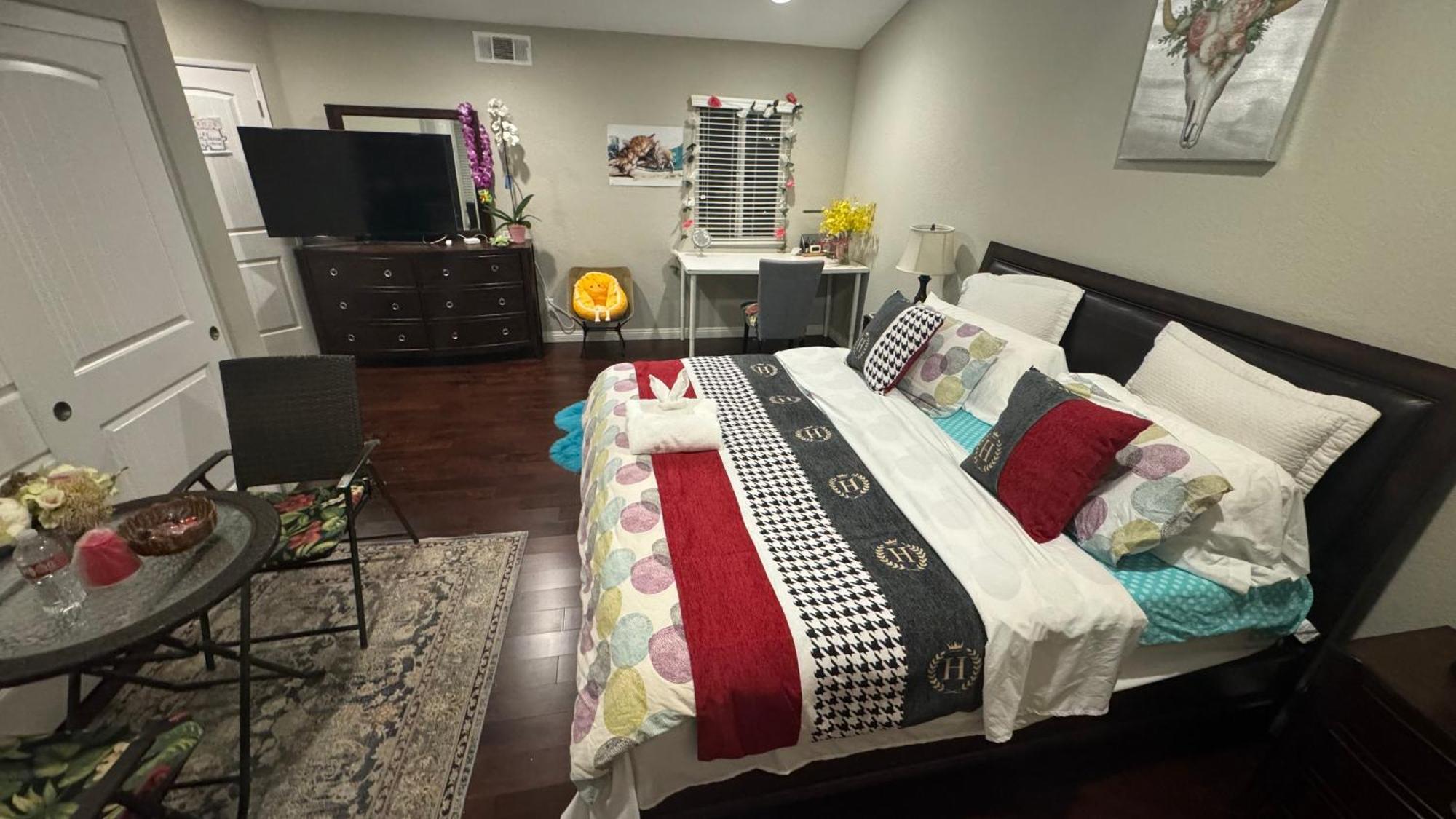 King Bed Big Room تشينو هيلس المظهر الخارجي الصورة